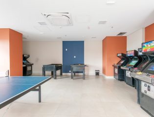 sala de jogos de luxo - Pesquisa Google  Game room bar, Home room design,  Apartment interior design